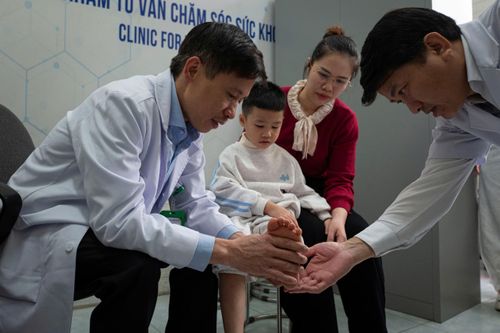 PGS.TS Nguyễn Mạnh Khánh khám và phẫu thuật cho người bệnh tại vùng cao Chiêm Hóa (Tuyên Quang).