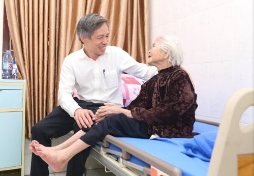 PGS.TS Nguyễn Mạnh Khánh thăm khám và thực hiện thay 2 khớp háng thành công cho cụ Vũ Thị Sâu, mẹ liệt sĩ 106 tuổi tại Sơn Dương (Tuyên Quang).