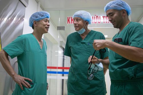 PGS.TS Nguyễn Mạnh Khánh thảo luận, cùng các chuyên gia nước ngoài đưa ra giải pháp trước những ca bệnh khó.