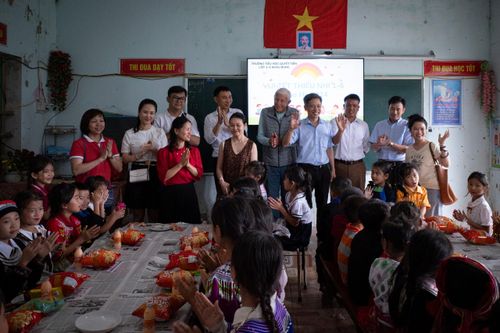 PGS.TS Nguyễn Mạnh Khánh cùng nhà hảo tâm tặng quà, cắt băng khánh thành và trao tặng điểm trường thôn Khau Luông – Khau Làng trị giá 800 triệu đồng tại xã Kiến Thiết (Tuyên Quang).
