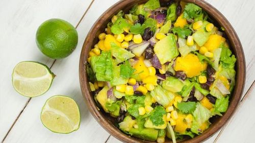 Salad bơ, xoài trộn rau củ.