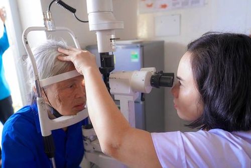 Người dân được kiểm tra các vấn đề về thị lực.