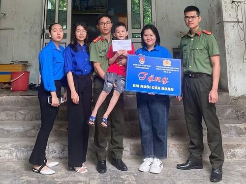 Trung úy Phạm Minh Hiếu (bìa phải) cùng cán bộ Chi đoàn tặng quà trong chương trình “Em nuôi của Đoàn”...