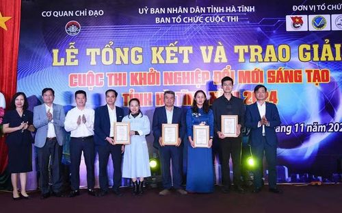 Trung úy Phạm Minh Hiếu (thứ hai từ phải sang) nhận giải thưởng Tiềm năng cuộc thi Khởi nghiệp sáng tạo tỉnh Hà Tĩnh năm 2024.