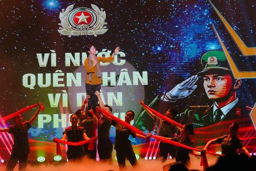 Không chỉ là ngày hội văn nghệ sôi nổi, chương trình còn lan tỏa tinh thần đoàn kết, nhiệt huyết, đồng thời khắc họa hình ảnh người chiến sĩ Công an Thủ đô Vì nước quên thân, vì dân phục vụ.