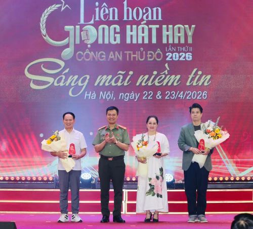 Đại tá Nguyễn Ngọc Quyền, Phó Bí thư Đảng ủy, Phó Giám đốc Công an TP Hà Nội, Trưởng Ban tổ chức tặng hoa, kỷ niệm chương tri ân các thành viên Ban giám khảo