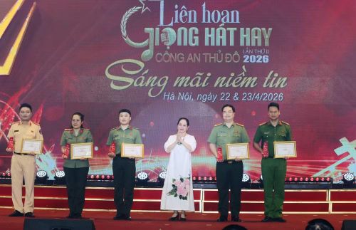 NSND Hà Thủy - Trưởng Ban Giám khảo trao giải cho các tiết mục đạt giải Chuyên đề