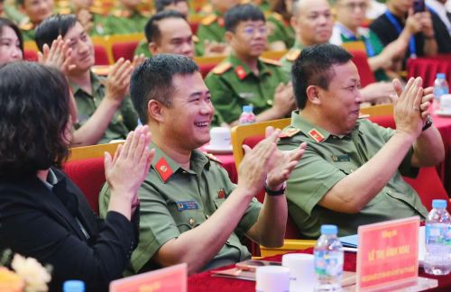 Những tràng pháo tay từ các đại biểu, ban tổ chức, ban giám khảo dành cho các phần thi
