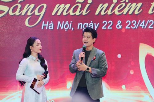 Ca sỹ Đinh Mạnh Ninh chia sẻ anh thật sự bất ngờ với các tiết mục được các đội thi dù chỉ là phong trào song dàn dựng rất hoành tráng, công phu, đặc biệt nhiều thí sinh có giọng hát rất ấn tượng, không khác ca sỹ chuyên nghiệp.
