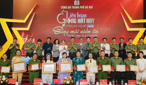 Ban tổ chức, ban giám khảo cùng các đội thi xuất sắc chụp ảnh lưu niệm, khép lại mùa 2 Liên hoan Giọng hát hay Công an Thủ đô thành công rực rỡ