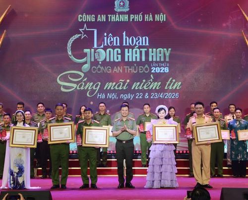 Đại tá Nguyễn Ngọc Quyền, Phó Bí thư Đảng ủy, Phó Giám đốc Công an TP Hà Nội, Trưởng Ban tổ chức trao thưởng cho 5 đội thi xuất sắc đạt giải A