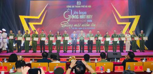 Đại tá Trần Văn Hóa - Trưởng Phòng Công tác chính trị CATP Hà Nội, Phó Trưởng ban Thường trực Liên hoan và NSND Trung Hiếu - Giám đốc Nhà hát Kịch Hà Nội trao giải Khuyến khích cho các đội thi