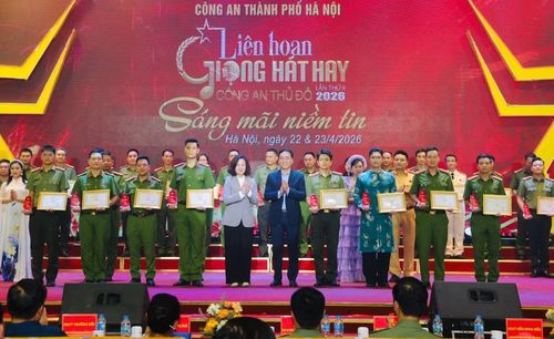 Phó Giám đốc Sở VH&amp;TT Hà Nội Lê Thị Ánh Mai và NSƯT Kiều Minh Hiếu - Giám đốc Nhà hát Kịch Việt Nam trao giải B cho các đội thi