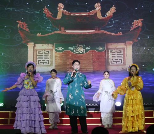 Không dừng ở các ca khúc, những phong cách biểu diễn truyền thống, liên hoan còn chứng kiến sự sáng tạo, năng động của các cán bộ, chiến sỹ Công an Thủ đô qua các tiết mục sôi động, trẻ trung, hiện đại