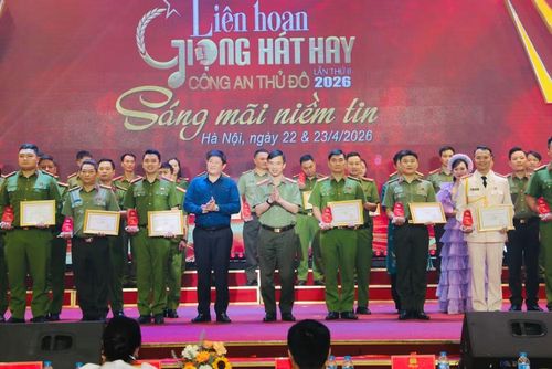 Đại tá Nguyễn Đình Thảo - Trưởng phòng Văn hóa Văn nghệ, Cục Công tác chính trị, Bộ Công an và NSƯT Trường Bắc, Phó Giám đốc Nhà hát Ca múa nhạc Quốc gia Việt Nam giải giải C cho các đội thi