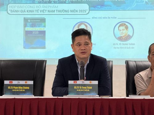 GS.TS Tô Trung Thành - Trưởng phòng Phòng Quản lý Khoa học và nghiên cứu giảng dạy tại Khoa Kinh tế học, đồng chủ biên ấn phẩm “Đánh giá Kinh tế Việt Nam thường niên 2025” của Đại học Kinh tế Quốc dân.