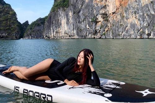 Huyền Trang chèo SUP tại vịnh Hạ Long (Quảng Ninh). Ảnh: Nguyễn Huyền Trang.