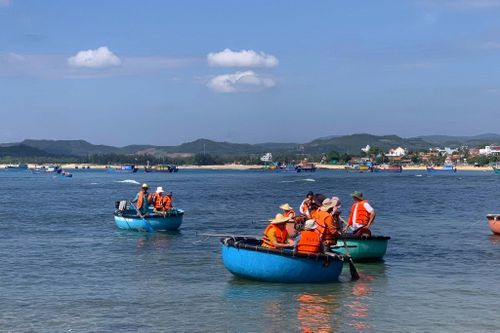  Thuyền thúng đưa du khách tham quan Hòn Yến, ngắm san hô. Ảnh: Hợp tác xã Du lịch Hòn Yến. 