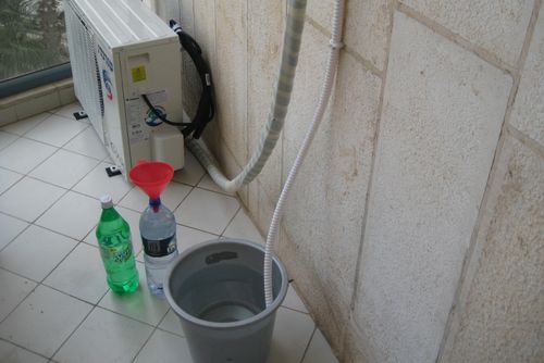 Nước thải từ máy lạnh có nhiều công dụng nếu biết rõ đặc tính và nguồn gốc. Ảnh: Green Prophet.