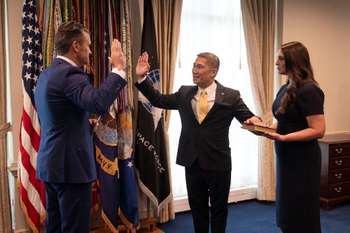  Bộ trưởng Chiến tranh Mỹ Pete Hegseth và Quyền Bộ trưởng Hải quân Mỹ Hung Cao trong lễ nhậm chức Thứ trưởng Hải quân tháng 10/2025. Ảnh: Facebook/Hung Cao. 