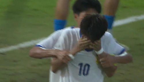 Cầu thủ U17 Lào bật khóc.