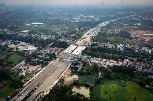 Trục Tây Thăng Long dài 33 km, hướng tâm theo trục Đông - Tây, có chức năng kết nối trung tâm Hà Nội với khu đô thị Sơn Tây và các khu vực Tây Hồ, Bắc Từ Liêm, Đan Phượng, Phúc Thọ. Tuyến đường được kỳ vọng giảm tải cho các trục giao thông hiện hữu, đồng thời tạo động lực phát triển kinh tế - xã hội khu vực phía tây Thủ đô.