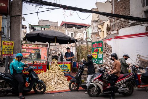 Tại khu vực mặt bằng đã tháo dỡ, một số hộ kinh doanh mở quầy hàng buôn bán để kiếm thêm thu nhập.