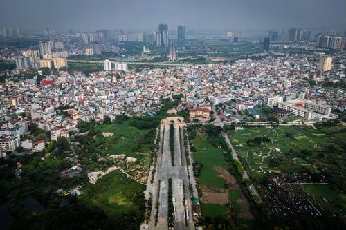 Dự án đầu tư xây dựng đường Tây Thăng Long (đoạn từ đường Phạm Văn Đồng đến đường Văn Tiến Dũng) trên địa bàn phường Đông Ngạc có chiều dài hơn 3,2 km, quy mô 10 làn xe. Dự án được lên kế hoạch triển khai từ năm 2017 đến 2020, song đến nay đã chậm tiến độ gần 6 năm.