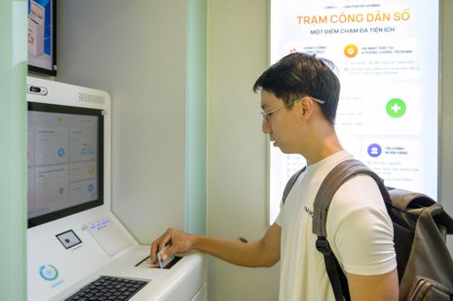  Bên cạnh y tế, trạm hỗ trợ thực hiện thủ tục hành chính công. Người dân có thể nộp hồ sơ, tra cứu và nhận kết quả trực tuyến. Quy trình số hóa giúp tiết kiệm thời gian đáng kể. Tính minh bạch và hiệu quả cũng được nâng cao. 