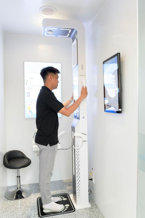  Người dân đứng vào thiết bị đo chiều cao tại trạm công dân số. Chỉ vài giây, kết quả được hiển thị rõ ràng trên màn hình. Các bước thực hiện đơn giản, có hướng dẫn cụ thể. Việc kiểm tra chỉ số cơ thể trở nên nhanh chóng và thuận tiện. 