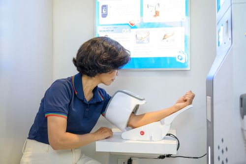  Khu “ATM sức khỏe” trở thành điểm thu hút chính tại trạm. Người dân đo huyết áp, chiều cao, cân nặng, mỡ máu bằng thiết bị ứng dụng AI. Kết quả hiển thị nhanh, trực quan ngay trên màn hình. Việc kiểm tra sức khỏe trở nên đơn giản, thuận tiện hơn. Người dân đăng nhập bằng VNeID để truy cập các dịch vụ tại trạm. Hệ thống cho phép đo chỉ số sinh tồn và tư vấn với bác sĩ. Có thể đăng ký khám bệnh, tiêm chủng, xét nghiệm ngay tại chỗ. Thậm chí đặt mua thuốc và giao hàng nhanh. 