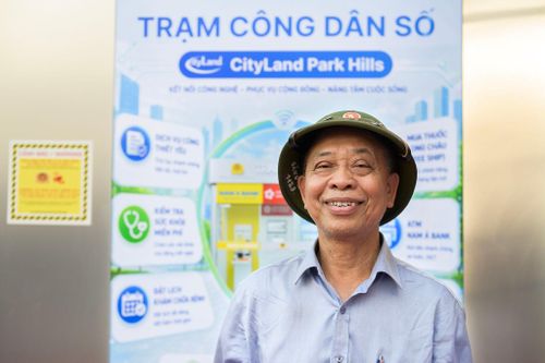  Ông Đỗ Đắc Xuyên (74 tuổi, ngụ đường Phan Văn Chi) cũng đến trải nghiệm ngay ngày khai trương. Ông kiểm tra sức khỏe và theo dõi các chỉ số hiển thị trên máy. Hệ thống giúp ông nắm rõ tình trạng cơ thể hiện tại. Từ đó điều chỉnh sinh hoạt phù hợp hơn. 