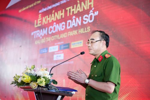  Đại tá Trần Hồng Phú, Cục phó Cục Cảnh sát quản lý hành chính về trật tự xã hội, Bộ Công an, nhấn mạnh mục tiêu chăm sóc sức khỏe toàn dân. Người dân được khuyến khích khám sức khỏe định kỳ mỗi năm một lần. Tiến tới quản lý sức khỏe xuyên suốt vòng đời. Chuyển đổi số là nền tảng để thực hiện mục tiêu này. Phó Cục trưởng C06 nhấn mạnh thời gian tới, các đơn vị liên quan cần chú trọng vào công tác bảo mật, đảm bảo an toàn tuyệt đối dữ liệu cá nhân của người dân. 