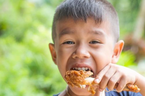 Đồ chiên là một trong những loại thực phẩm không tốt cho sự phát triển chiều cao của trẻ. Ảnh: Freepik.
