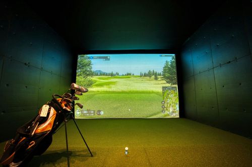 Từ phòng khách đến tầng hầm, golf trong nhà trở thành lựa chọn mới, vừa giải trí vừa luyện tập, thu hút ngày càng nhiều người tham gia. Ảnh: Swingzone.