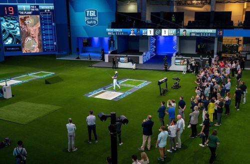 Rickie Fowler thực hiện cú phát bóng trong ngày media tại SoFi Center, sân nhà của TGL, giải golf tương tác do Tiger Woods và Rory McIlroy đồng sáng lập. Ảnh: Greg Lovett/Palm Beach Post.