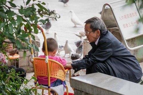  Tại Trung Quốc, nhiều trẻ em thân thiết với ông bà hơn cả bố mẹ vì được chăm sóc, gần gũi từ nhỏ. Ảnh: People Visual. 