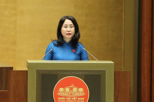 Bộ trưởng Lâm Thị Phương Thanh thừa ủy quyền của Thủ tướng Chính phủ trình bày Báo cáo giải trình, tiếp thu, chỉnh lý dự thảo Nghị quyết của Quốc hội về phát triển văn hóa Việt Nam