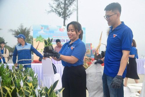 Đổi rác thải lấy các sản phẩm thân thiện môi trường như túi vải, cây xanh, khuyến khích việc sử dụng hoặc tái nạp các sản phẩm tiêu dùng thay vì mua mới
