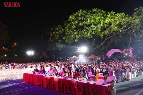 Các đại biểu cùng rất đông người dân và du khách tham gia lễ khai mạc