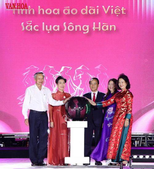 Lãnh đạo thành phố Đà Nẵng cùng các đại biểu thực hiện nghi thức khai mạc Lễ hội Áo dài Đà Nẵng 2026