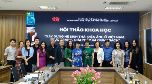 Các đại biểu chụp ảnh lưu niệm tại hội thảo
