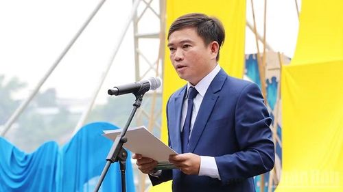 Phó Chủ tịch Ủy ban nhân dân phường Hương Trà Bùi Ngọc Huy phát biểu khai mạc lễ hội.