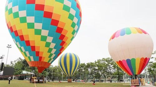 Hoạt động ngắm cảnh sắc Hương Trà trên cao qua khinh khí cầu.
