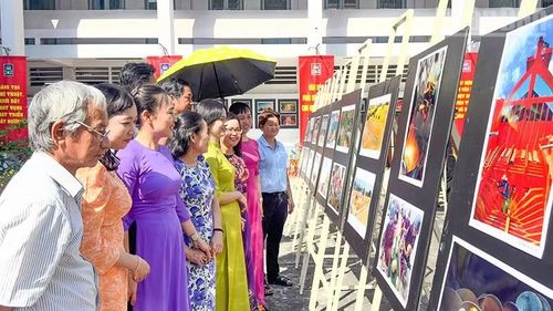 Đại biểu tham quan tranh ảnh nghệ thuật.