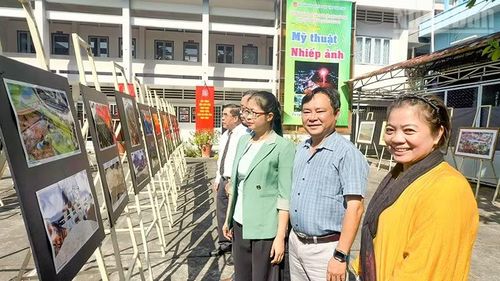 Đại biểu tham quan tranh ảnh nghệ thuật.