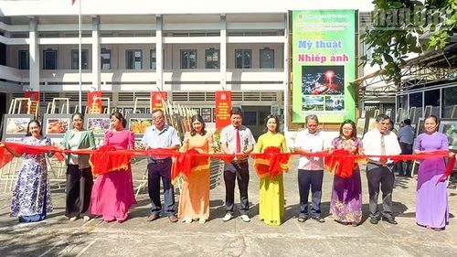 Lễ cắt băng khai mạc triển lãm.