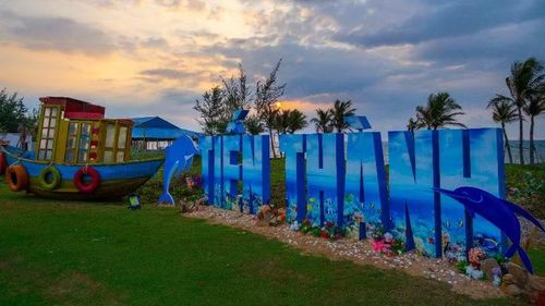 Thiết kế nổi bật với hình ảnh chữ “Tiến Thành” được cách điệu bằng họa tiết mây trời hòa quyện cùng sắc xanh đại dương, tái hiện trọn vẹn vẻ đẹp đặc trưng của vùng biển với “biển xanh-cát trắng-nắng vàng” và hệ sinh thái biển phong phú.