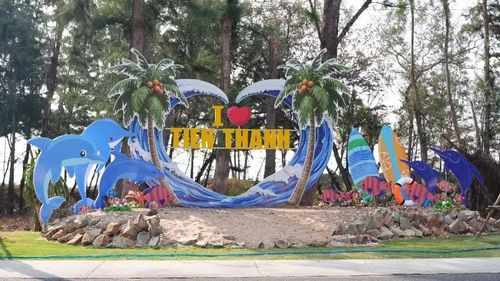 Mô hình lấy hình tượng trái tim cách điệu từ những con sóng, nổi bật với dòng chữ “I Love Tiến Thành” - như một lời tỏ tình ngọt ngào gửi đến du khách.