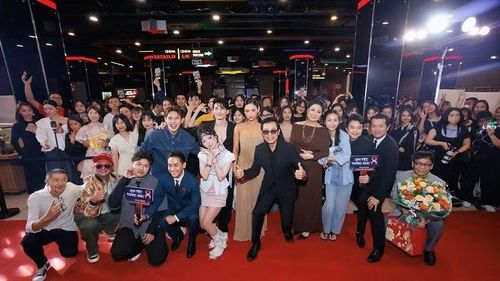 Đoàn phim "Đại tiệc trăng máu 8" hân hoan ra mắt phim tại Hà Nội. (Ảnh: ĐOÀN PHIM CUNG CẤP)